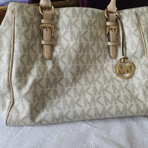 Michael Kors Signature Medium Jet Set Tote